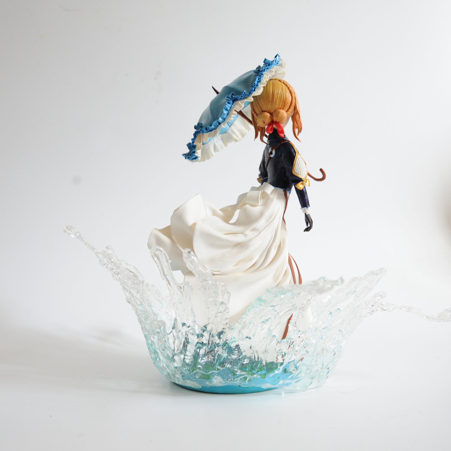 Finished clay figurines inspired by violet evergarden, created by teacher goldfish yao in Goldfish Art’s clay sculpting and character modeling course for ages 5-18