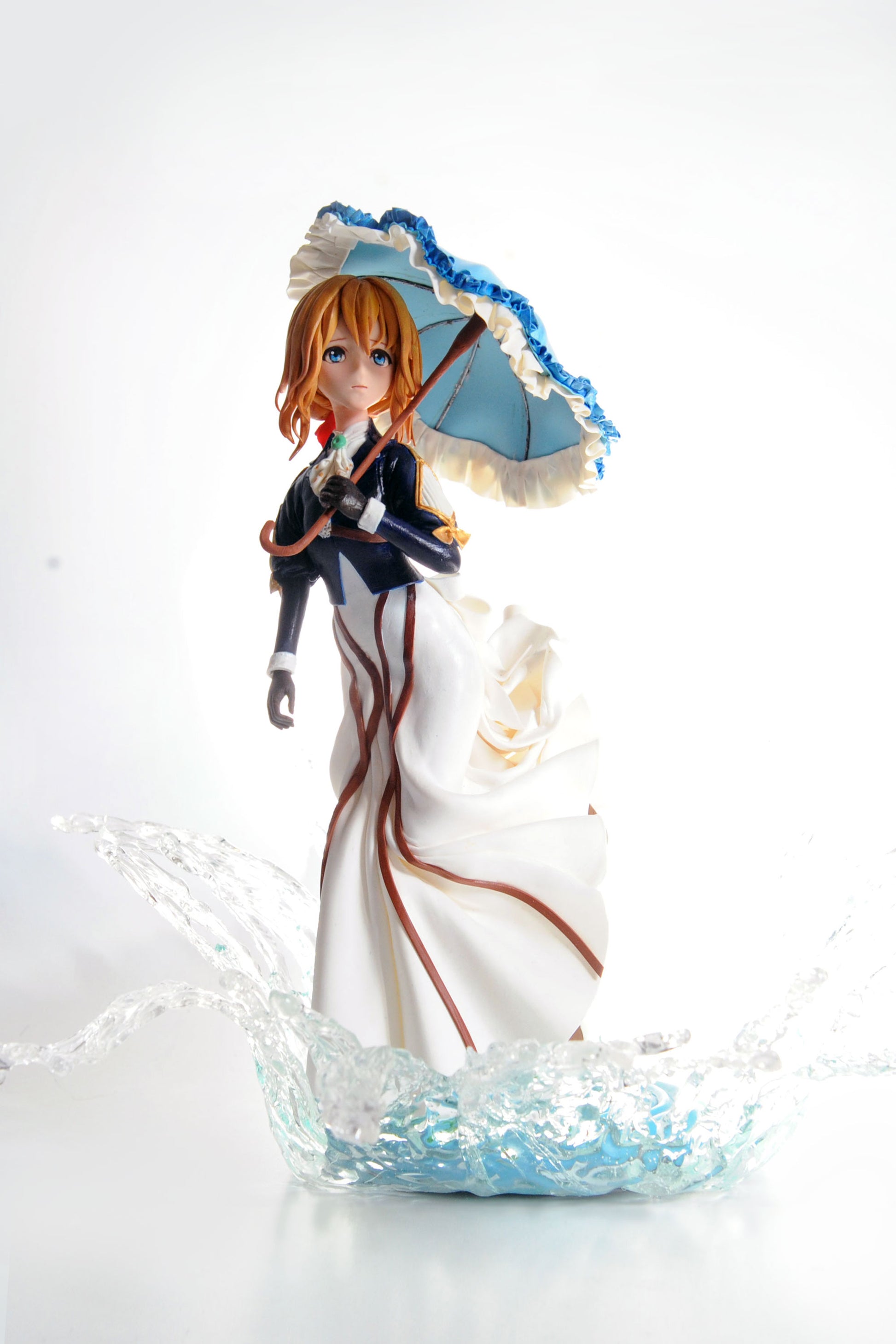 Finished clay figurines inspired by violet evergarden, created by teacher goldfish yao in Goldfish Art’s clay sculpting and character modeling course for ages 5-18