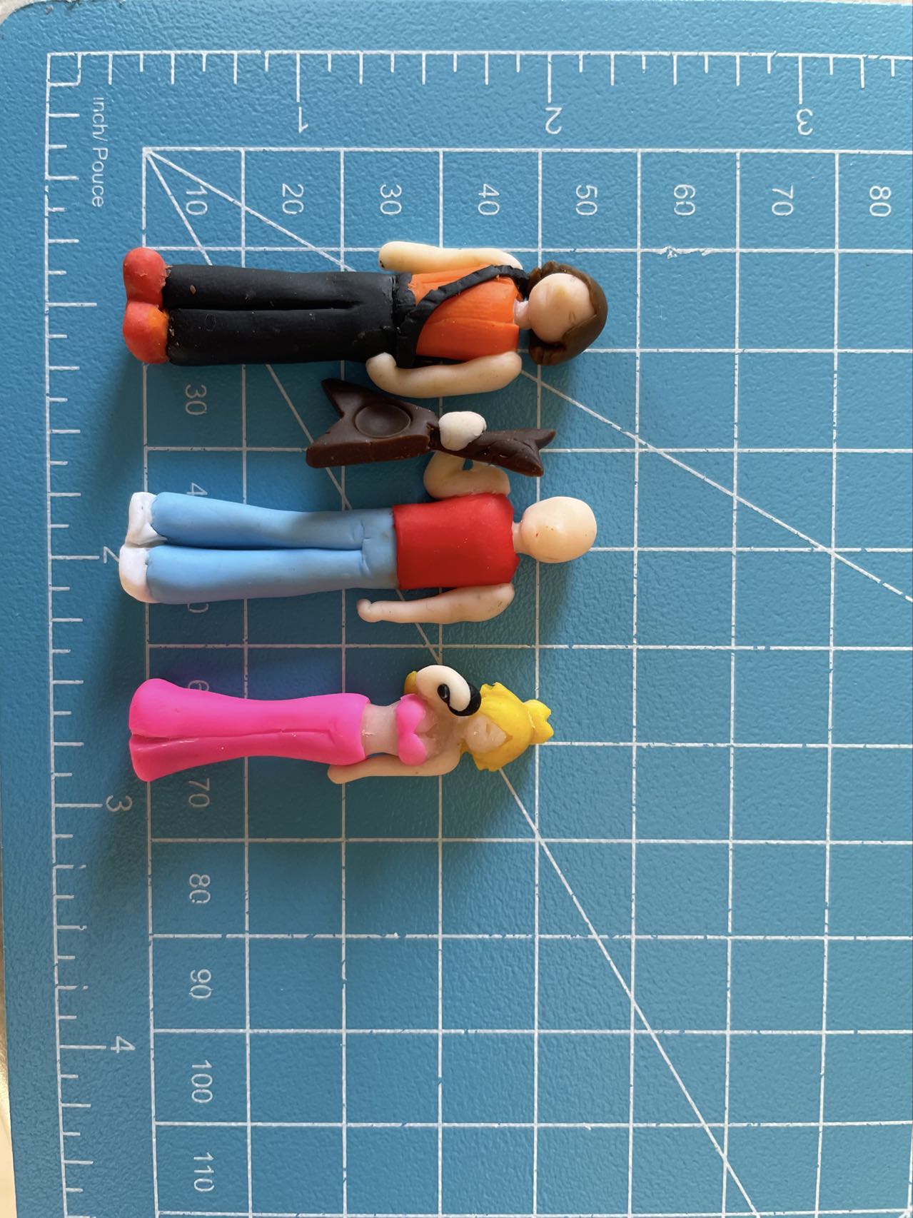 Finished clay figurines inspired by a music band, created by students in Goldfish Art’s clay sculpting and character modeling course for ages 5-18