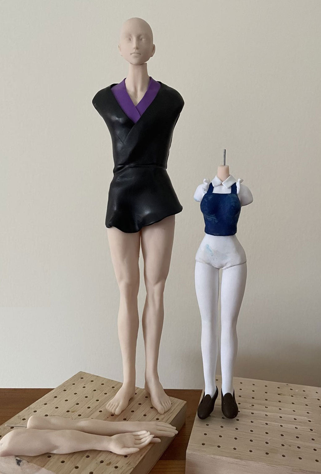 Close-up of a handcrafted figurine showing intricate details like body shape, human anatomy and clothing textures, created by teacher goldfish yao in Goldfish Art’s clay sculpting and character modeling course for ages 5-18